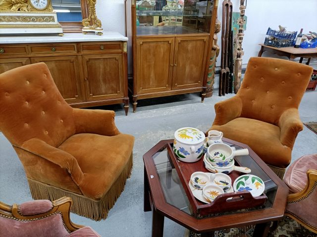 Paire de fauteuils Napoléon III garnis de velours ocre (accro et 
