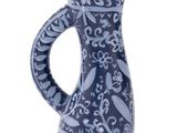 un vase bleu et blanc avec une anse sur fond blanc