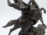une statue représentant un homme à cheval, avec une femme à ses côtés