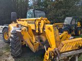 un tracteur jaune garé dans l'herbe
