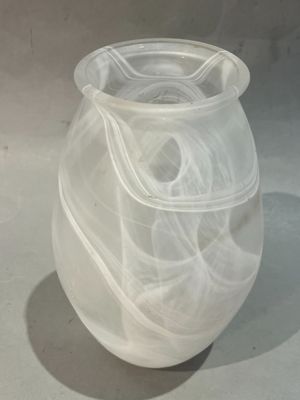 un vase blanc posé sur une table