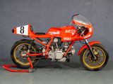 une moto rouge portant le numéro 8