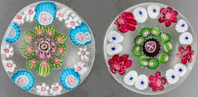 deux assiettes aux motifs différents posées sur une table