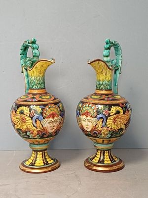 deux vases posés l'un à côté de l'autre sur une table