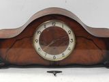 une horloge posée sur une table