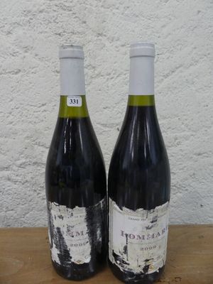 deux bouteilles de vin posées sur une table l'une à côté de l'autre