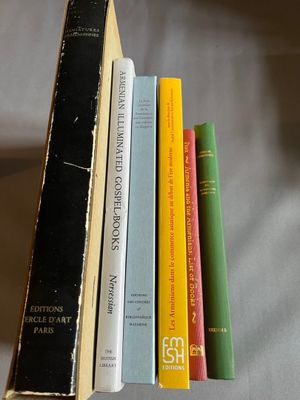 plusieurs livres sont empilés sur une table