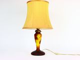 une lampe posée sur une table à côté d'une lampe