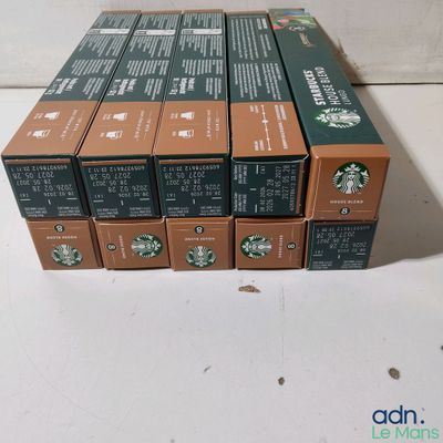 six boîtes de café Starbucks posées sur une table