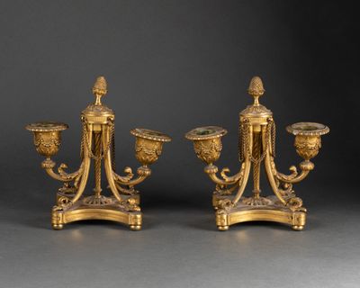 paire de bougeoirs anciens en laiton sur socles