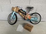 un vélo avec un panier à l'arrière et un autre à l'avant