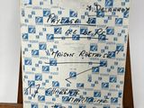 un sac posé sur un chevalet, sur lequel sont collés des timbres