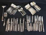 un assortiment d'argenterie comprenant des fourchettes, des couteaux et des cuillères