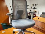 une chaise posée sur un bureau dans un bureau