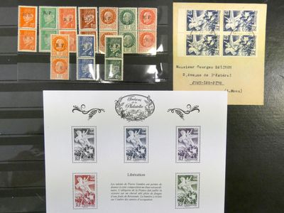 une photo d'une collection de timbres exposée