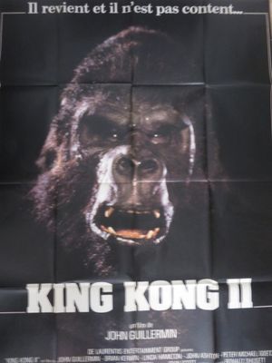 L'affiche du film « King Kong II » est accrochée au mur.