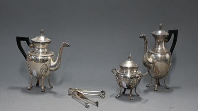 un service à thé et à café en argent, composé de trois pièces, sur fond gris