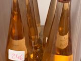 plusieurs bouteilles de vin sont alignées sur un comptoir