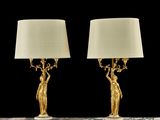 une paire de lampes de table en laiton doré avec des abat-jours blancs, posées sur une table en marbre