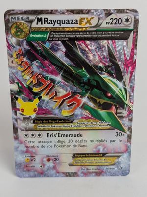 un gros plan sur une boîte de cartes Pokémon posée sur une surface blanche