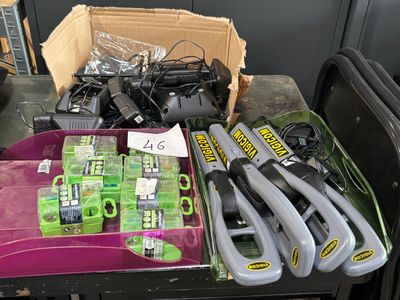un grand nombre d'outils posés sur une table