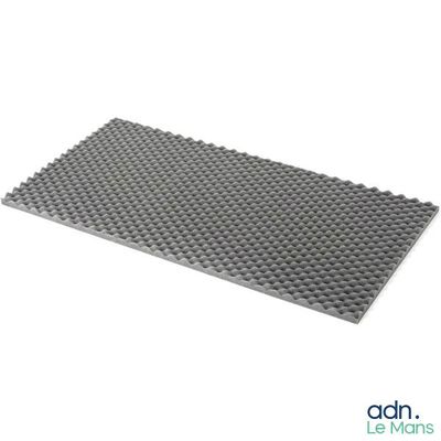 un gros plan d'un tapis gris sur fond blanc