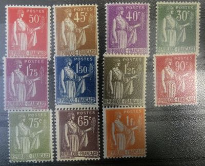une série de timbres sur lesquels figurent différentes représentations de personnes