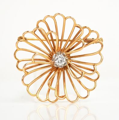 une image montrant un gros plan d'une bague sertie d'un diamant