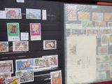 une photo d'un tableau d'affichage sur lequel sont collés des timbres
