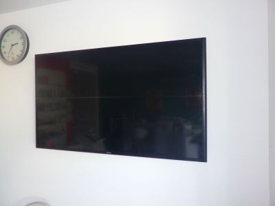 un grand téléviseur à écran plat fixé au mur