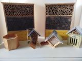 trois nichoirs posés sur une table blanche