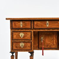 Bureau mazarin en bois de placage marqueté et bois noirci, à… (photo 4)