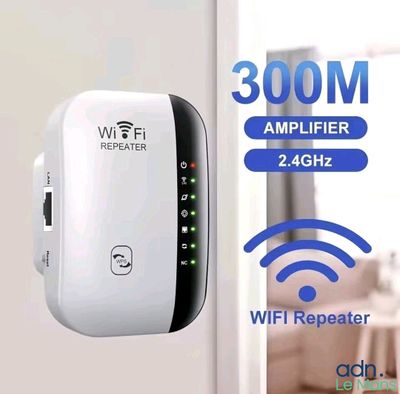 Le répéteur Wi-Fi est branché sur une prise murale dans le salon.