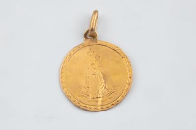 gros plan d'une pièce d'or sur une surface blanche