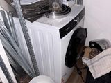 un mixeur posé sur une machine à laver dans une pièce