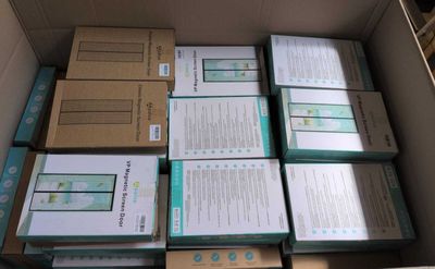 beaucoup de boîtes empilées les unes sur les autres dans une boîte