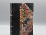 un livre noir sur lequel figure le portrait d'une femme