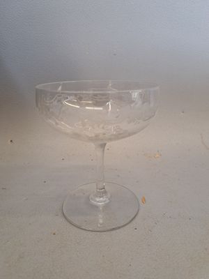 un verre posé sur une table