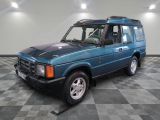 un SUV bleu garé sur un sol en damier