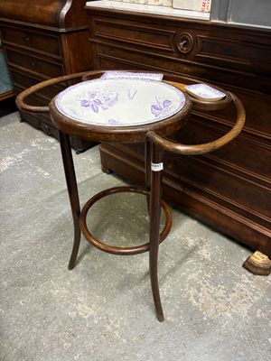 une table sur laquelle est posé un plateau, devant un piano