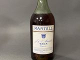 une bouteille de vin à côté d'une bouteille de vin