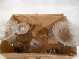 trois vases en verre dans une boîte sur une table