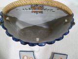 une serviette blanche ornée d'un motif bleu et jaune