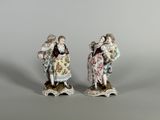 paire de figurines en porcelaine représentant une femme et un enfant