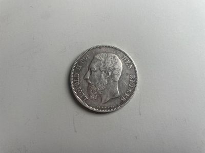 gros plan d'une pièce d'argent sur une surface blanche