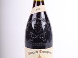 une bouteille de vin rouge avec une étiquette, posée sur une surface blanche