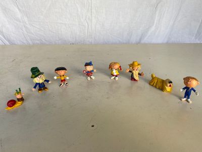 figurines représentant un groupe de personnes vêtues de costumes variés