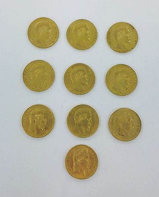 six types différents de pièces d'or sur une surface blanche