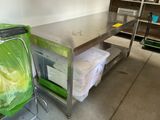 un îlot de cuisine équipé d'un micro-ondes et d'une poubelle