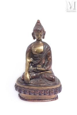 statue d'un Bouddha assis sur un socle, sur fond blanc
